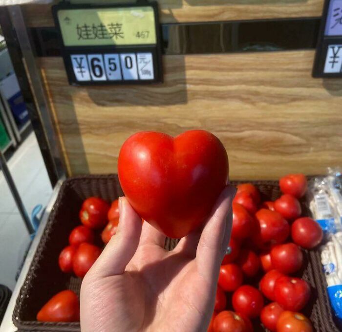 Un tomate con forma de corazón