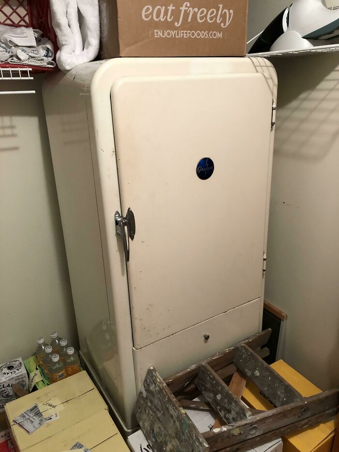 ¡Feliz cumpleaños a nuestro refrigerador que cumplió 99 años este mes! Todavía funciona bien