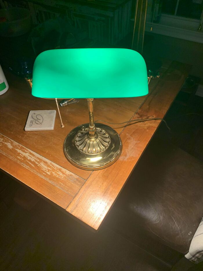 Esta lámpara de escritorio (Emeralite Banker's Lamp) tiene más de 100 años, y es sólida como una roca. Tiene un aspecto genial