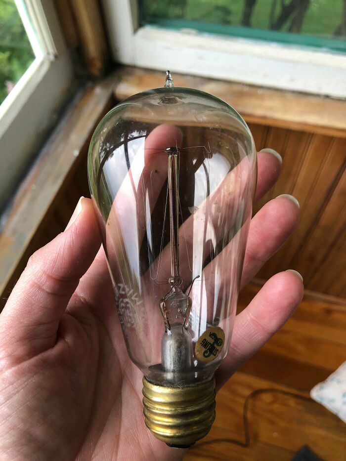 El candelabro de nuestra casa de campo tiene esta bombilla vintage de principios de 1900. ¡Todavía funciona!