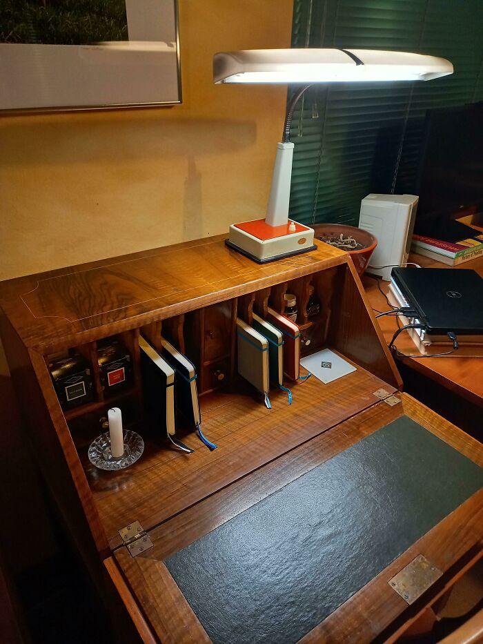 ¡Mi equipo para escribir está completo! La lámpara de escritorio fue fabricada en Japón por una empresa llamada Sinar. Mi difunto abuelo la usaba cuando pintaba. El escritorio es de chapa de nogal y tiene al menos 70 años