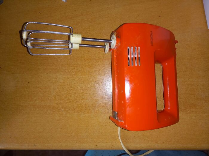 Mi abuela tiene la misma batidora desde los años 70, todavía funciona perfectamente. No ha sido reparada ni siquiera una vez