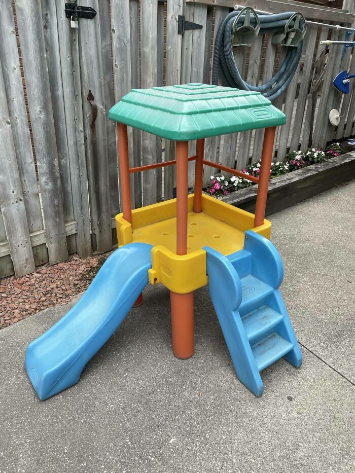 Escalador y tobogán Little Tykes. Mi abuelo compró esto para mí en 1985. Ha entretenido a innumerables primos y sobrinos. Ahora mi hija juega en él. Junto a la piscina desde 1995