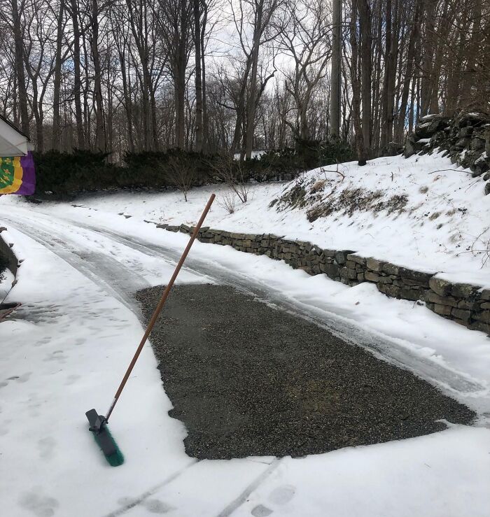 Dejé mi escoba de nieve apoyada en mi coche y me olvidé de ella. Cuando me alejé, se había congelado en el suelo y se mantuvo de pie