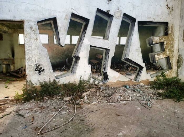La puerta es real, el resto es grafiti