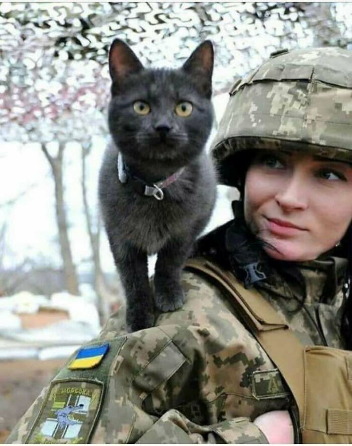 Soldado ucraniana junto a su ángel guardián