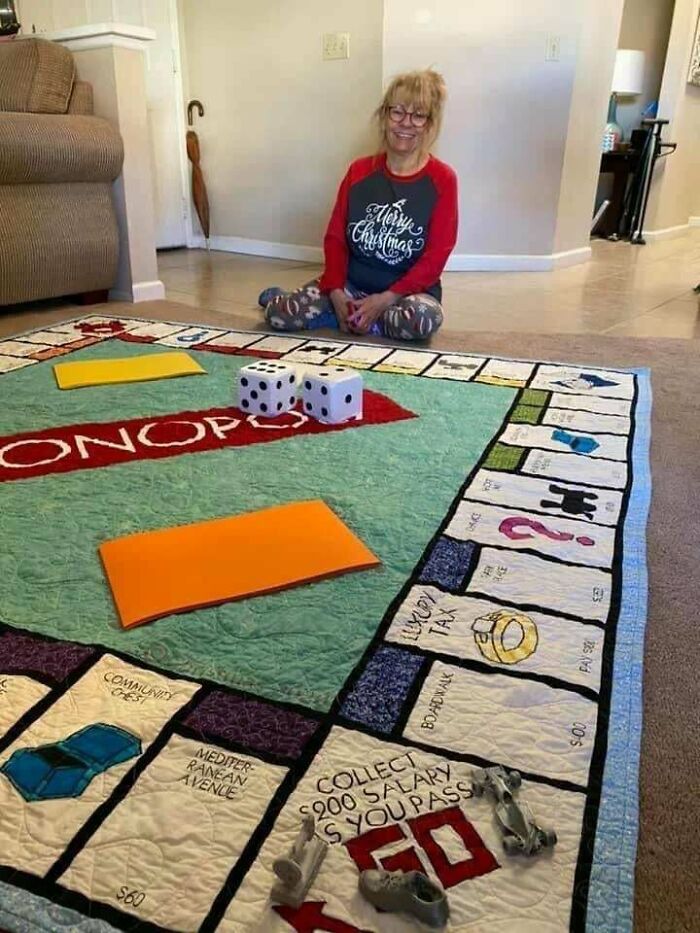 Esta señora hizo una cobija gigante de Monopoly