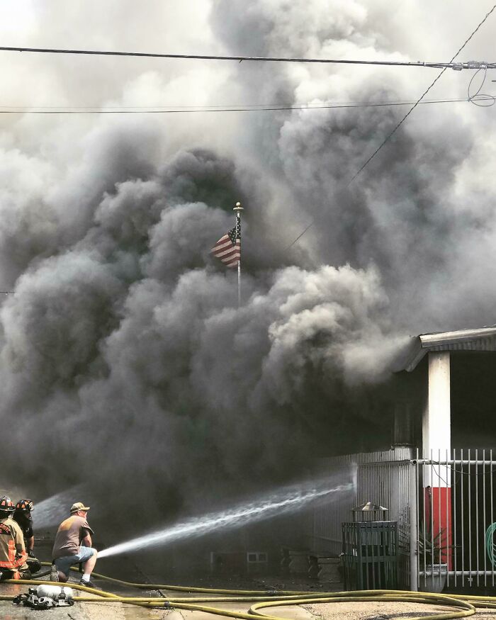 Una foto que tomó mi papá mientras yo intentaba apagar un incendio en el museo de mi ciudad