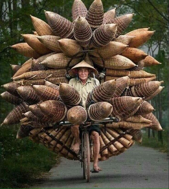 Este es un vendedor de canastas que realmente sabe como meter todas las canastas en su bicicleta