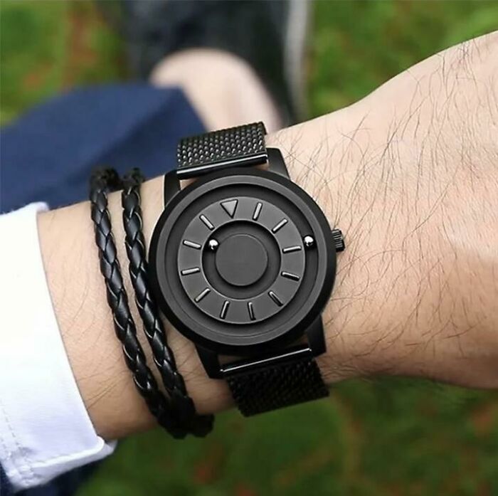  Estos relojes llamados Zalzach fueron diseñados para la gente ciega… Puedes saber la hora al tocar los dos imanes
