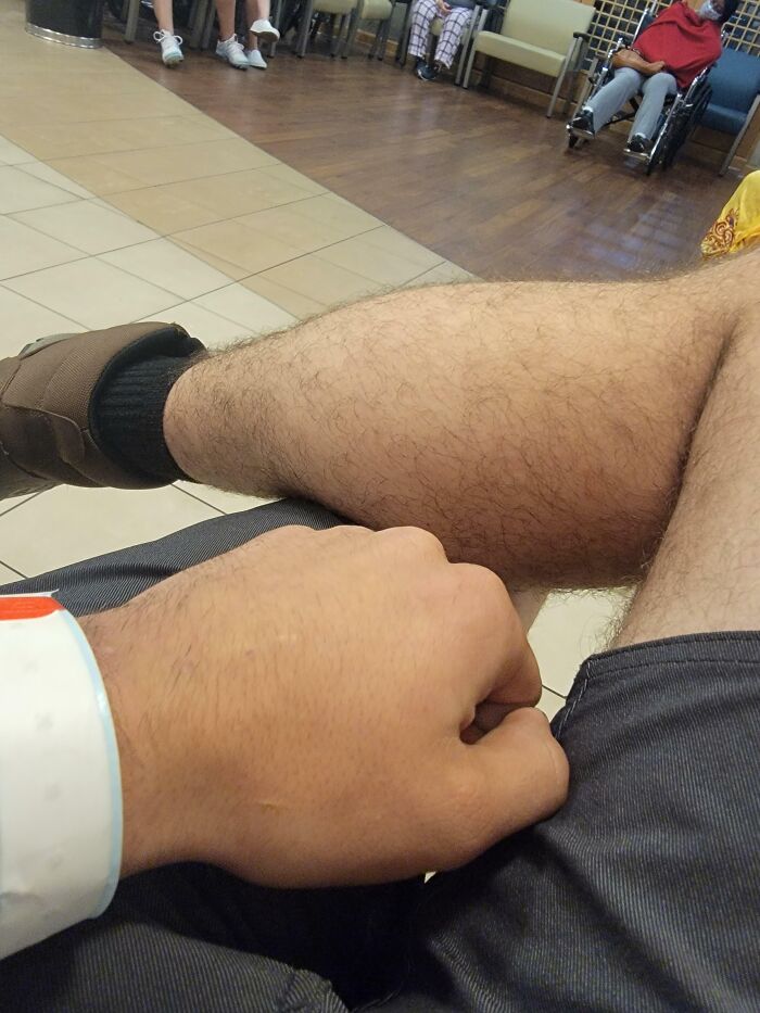 Estoy en la sala de espera desde las 5 p.m. Son las 5 a.m. y no parece que me vayan a atender aún