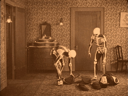 [10 de febrero de 1921] Se estrena el cortometraje de Buster Keaton Pamplinas y los Fantasmas
