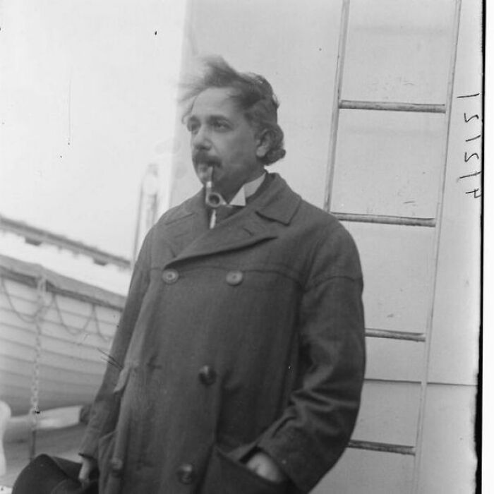 [2 de abril de 1921] Albert Einstein llega a Nueva York donde habló de la relatividad y del apoyo a Palestina