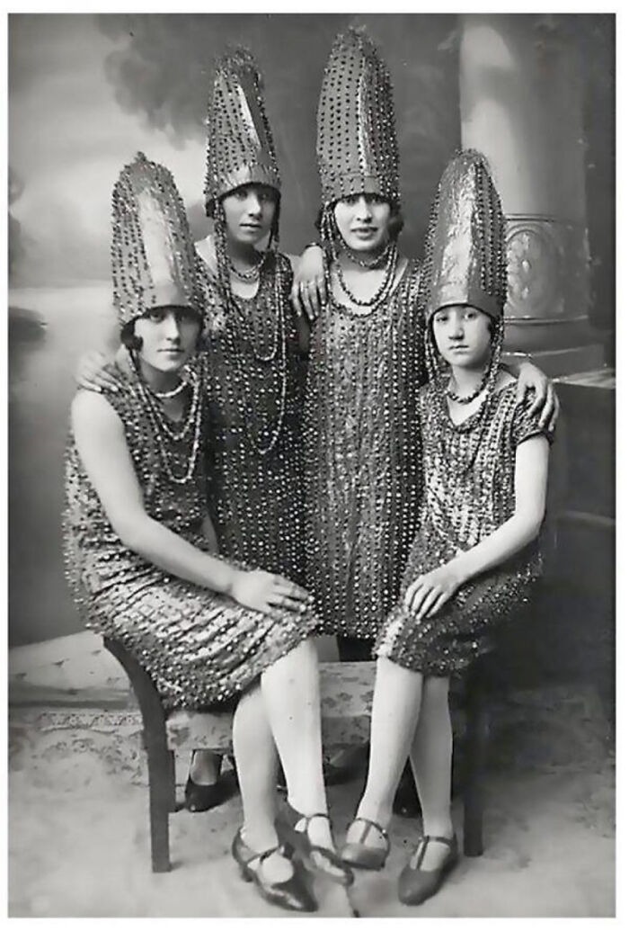 [26 de julio de 1920] ‪las "Pickle Sisters", un grupo de vodevil que lleva el nombre de la expresión para cuando dos mujeres tienen sexo con el mismo hombre