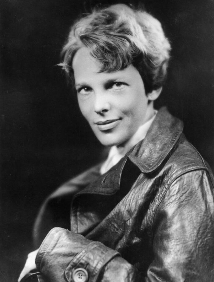 [28 de diciembre de 1920] Amelia Earhart vuela por primera vez y despierta su interés por la aviación. Desapareció en el mar sólo 16 años después