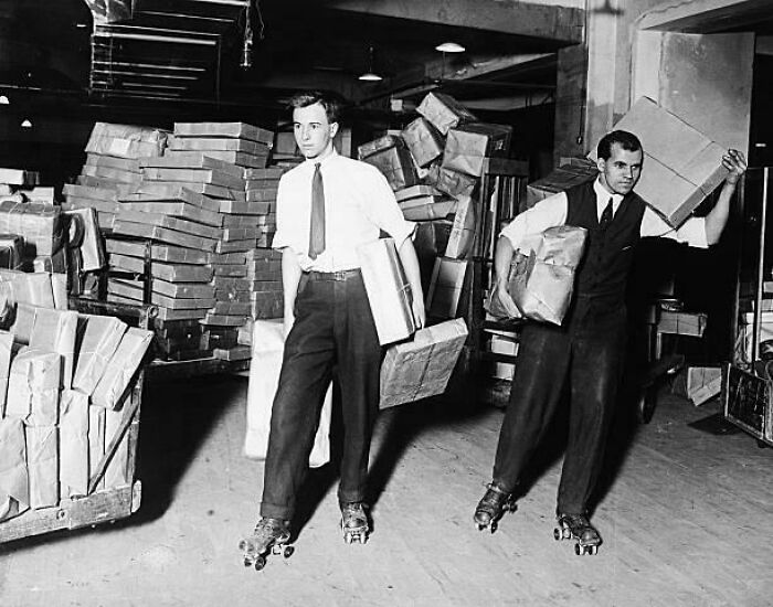 [8 de abril de 1920] La Oficina de Correos de Chicago adopta los patines para sus empleados, ya que les permiten trabajar más rápidamente, ahorrando así un tiempo valioso