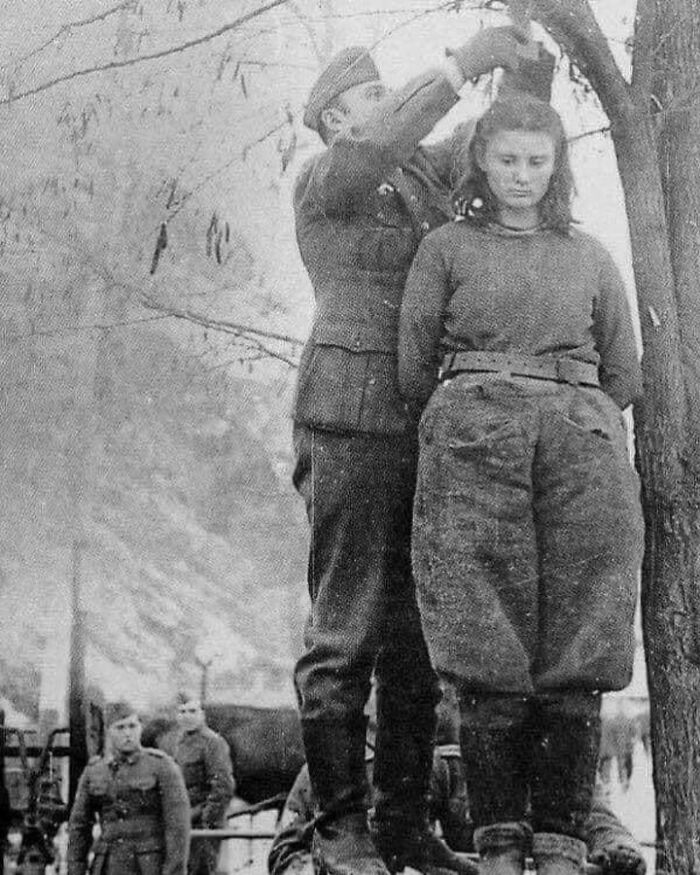 El 8 de febrero de 1943, los nazis ahorcaron a Lepa Radić, de 17 años, por ser una partisana yugoslava durante la Segunda Guerra Mundial. Cuando le preguntaron los nombres de sus compañeros, respondió: "Los conocerán cuando vengan a vengarme".