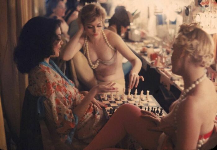 Coristas jugando al ajedrez antes de un espectáculo, 1958