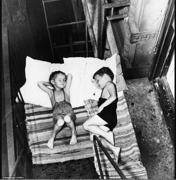 Niños de Nueva York durmiendo en la escalera de incendios para mantenerse frescos por la noche. Principios de 1900