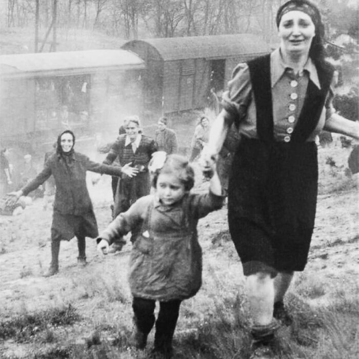 Prisioneros judíos tras ser liberados de un tren de la muerte, 1945