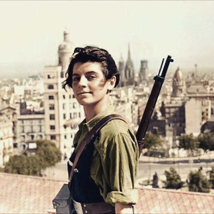 Marina Ginestà, activista social, periodista y traductora de 17 años, en la azotea del Hotel Colón de Barcelona en 1936