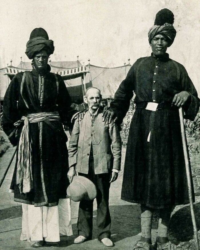 Los dos gigantes de Cachemira posando con el fotógrafo estadounidense James Ricalton, 1903