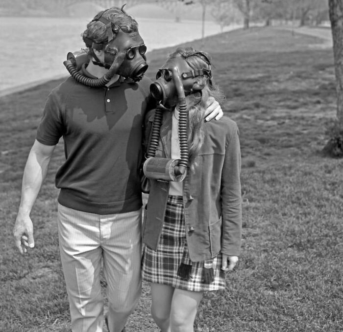 Una pareja exponiendo su punto de vista sobre el smog y el medio ambiente, 1970. Foto de H. Armstrong