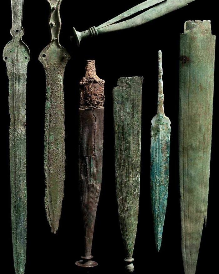 Espadas de la edad de hierro, de la cultura Villanova. Siglos IX-VII a.C,