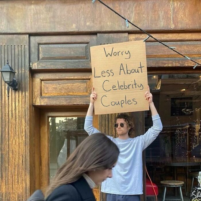 ‘Dude With Sign’ Has 8 Million Followers For Protesting Against Annoying Everyday Things With Funny Signs (30 New Pics)