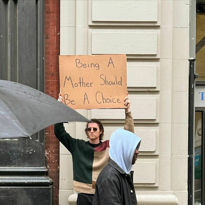 ‘Dude With Sign’ Has 8 Million Followers For Protesting Against Annoying Everyday Things With Funny Signs (30 New Pics)