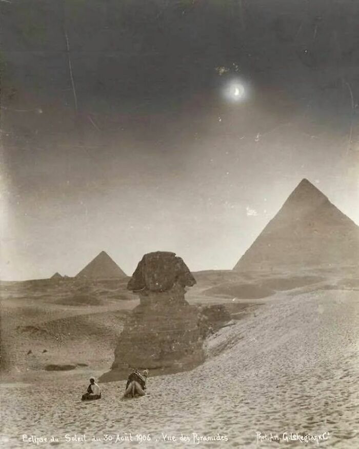 Vista de las pirámides durante un eclipse solar, 30 de agosto de 1905. Foto: Gabriel Lekegian