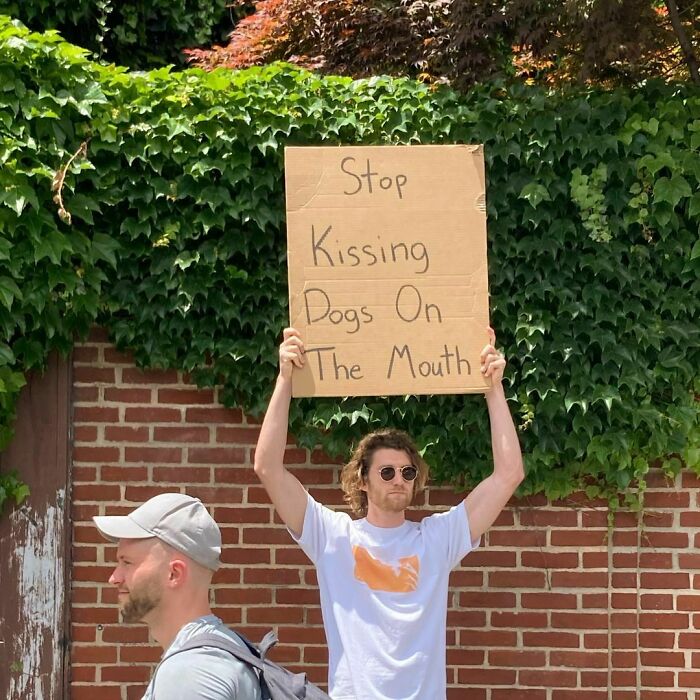 ‘Dude With Sign’ Has 8 Million Followers For Protesting Against Annoying Everyday Things With Funny Signs (30 New Pics)