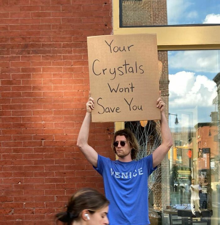 ‘Dude With Sign’ Has 8 Million Followers For Protesting Against Annoying Everyday Things With Funny Signs (30 New Pics)
