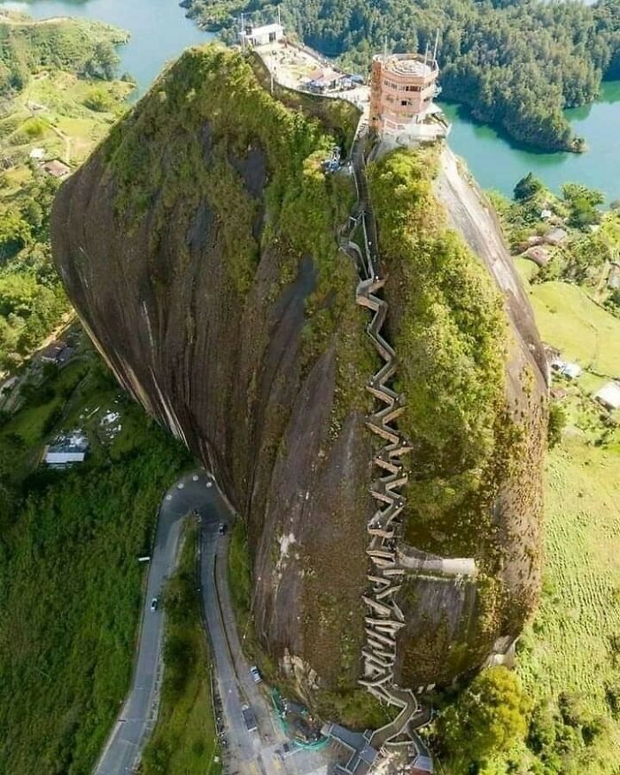 Colombia. El Peñón De Guatapé es una formación rocosa que bordea un lago