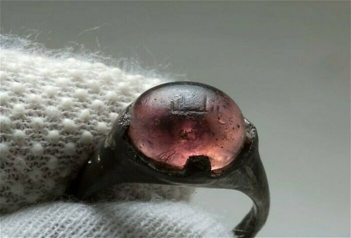 Anillo de la época vikinga con las palabras "Por Alá", encontrado en la tumba de 1200 años de una mujer en Birka, Suecia. Evidencia del contacto entre vikingos y el califato abásida
