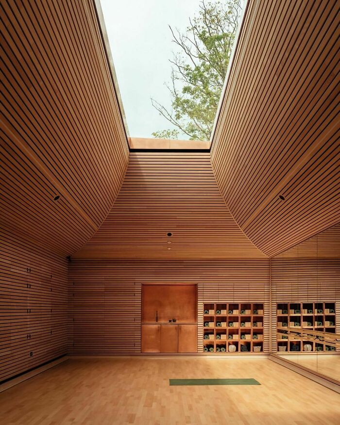 Estudio de yoga diseñado por Invisible Studio 