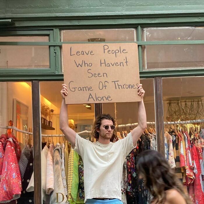 ‘Dude With Sign’ Has 8 Million Followers For Protesting Against Annoying Everyday Things With Funny Signs (30 New Pics)
