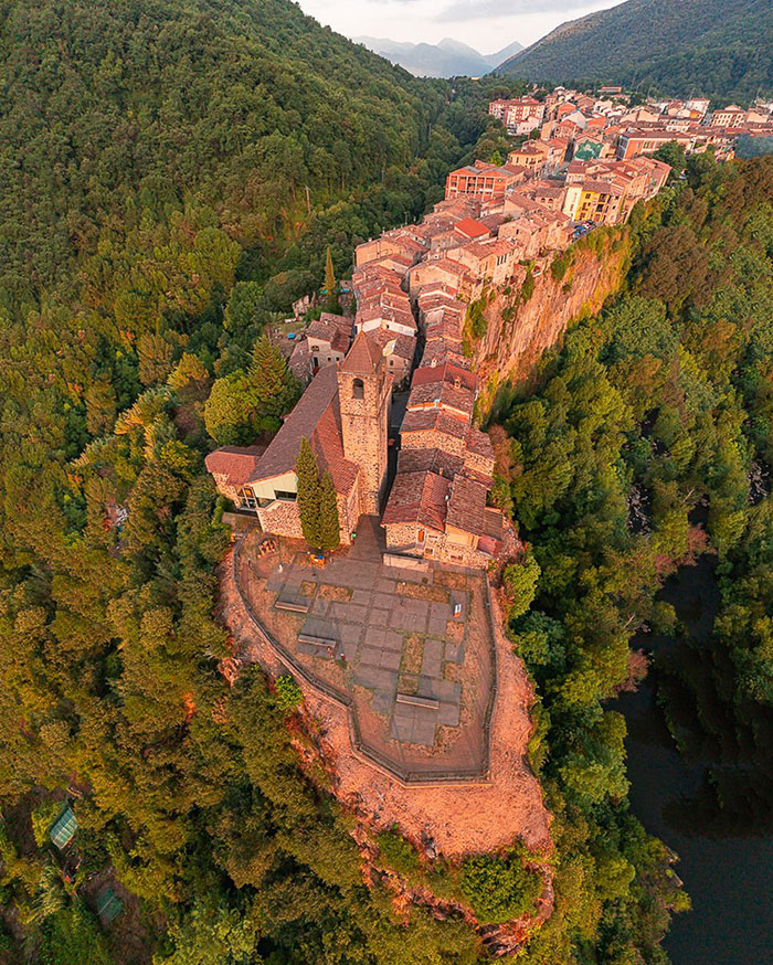 Este pueblo está construido sobre un acantilado basáltico de más de 50 metros de altura y se extiende a lo largo de 1 kilómetro (Castellfollit de la Roca, España)