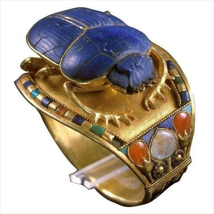 Brazalete de Tutankamón con un escarabajo, hecho de oro, lapislázuli, carnelita, turquesa y cuarzita