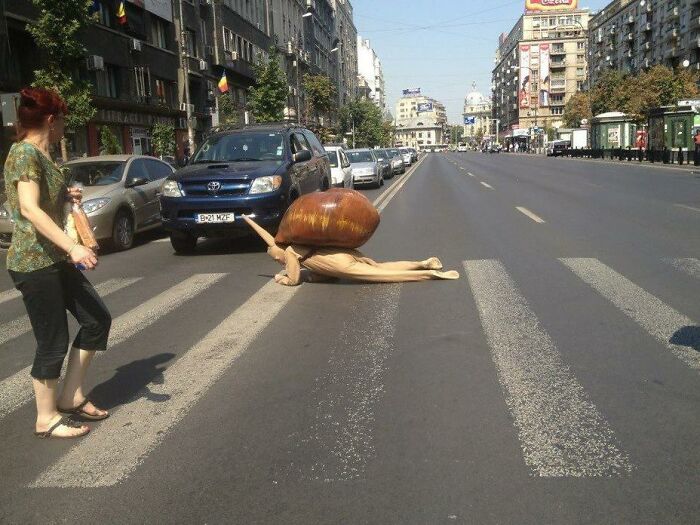 40 Confusing Images Where "Things Only Get Weirder" The Longer You Look