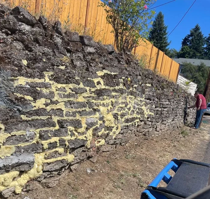 Los vecinos intentan reforzar su muro de piedra con espuma de aislamiento en espray...
