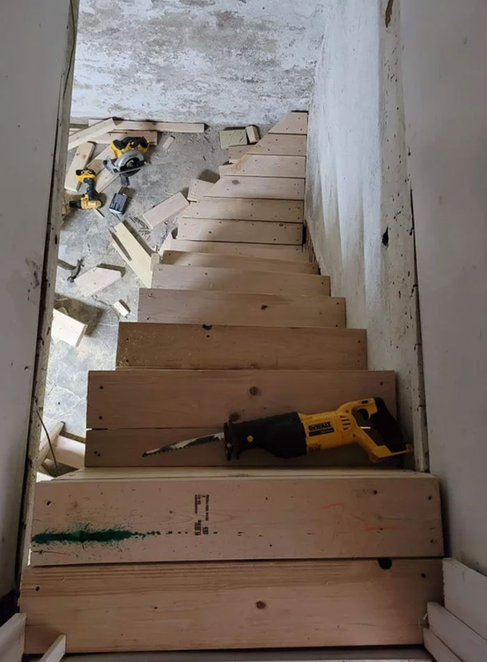 A mí me parece que la escalera ha quedado bastante recta