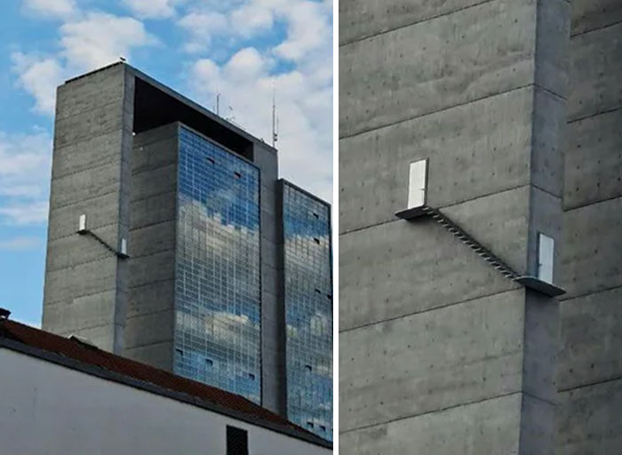 Las escaleras en el lado de este edificio