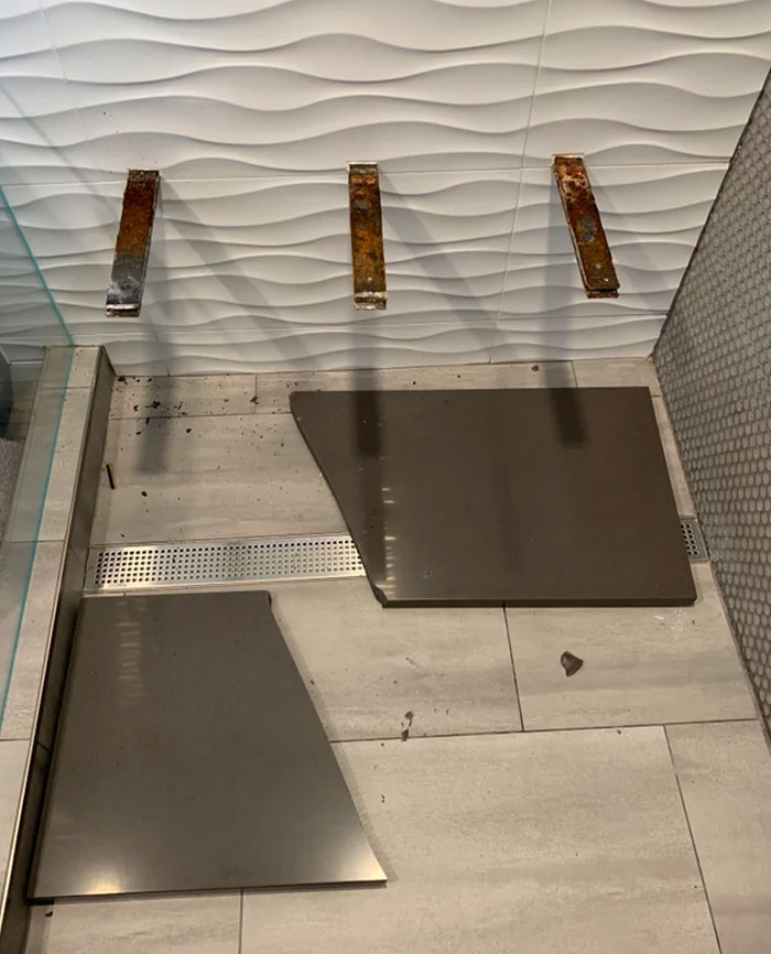 Rotura del banco de la ducha. Duró menos de 3 años