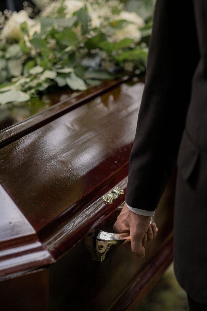 “Una vez llevé una pizza a un funeral”: 20 repartidores comparten las historias más extrañas e incómodas de su trabajo