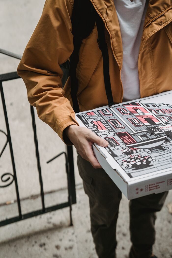 “Una vez llevé una pizza a un funeral”: 20 repartidores comparten las historias más extrañas e incómodas de su trabajo