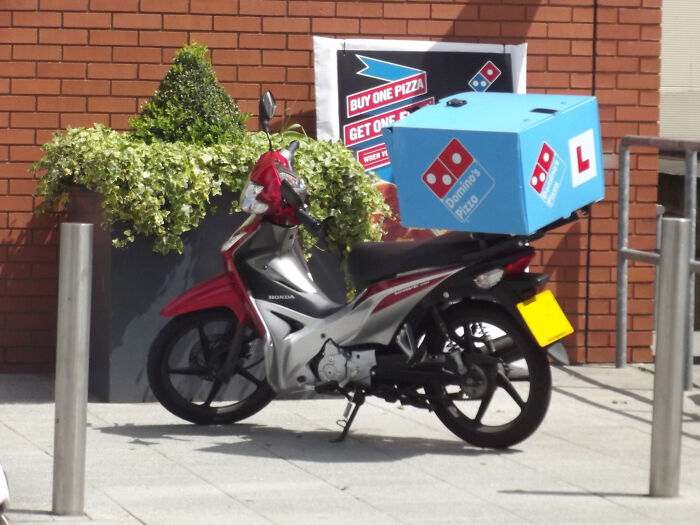“Una vez llevé una pizza a un funeral”: 20 repartidores comparten las historias más extrañas e incómodas de su trabajo