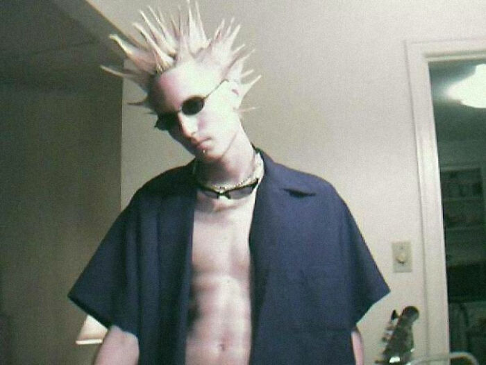 Yo en 2004, cuando lo único que veía era El club de la lucha y Matrix mientras ponía a todo volumen "Smack My Bitch Up" de The Prodigy. Tan genial que tenía que llevar dos gafas de sol