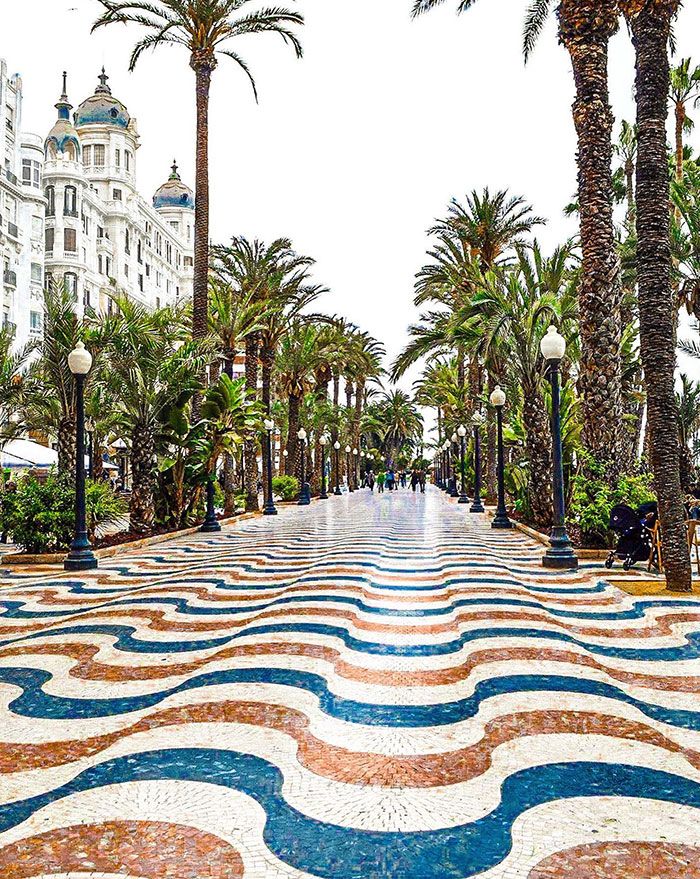 Una calle en Alicante, España