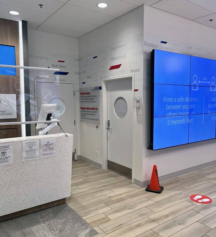 La sede de Canada Post en Vancouver tiene un probador. "Pruébatelo aquí. ¿Es su compra en línea adecuada para usted? Si no lo es, podemos ayudarle a devolverla"